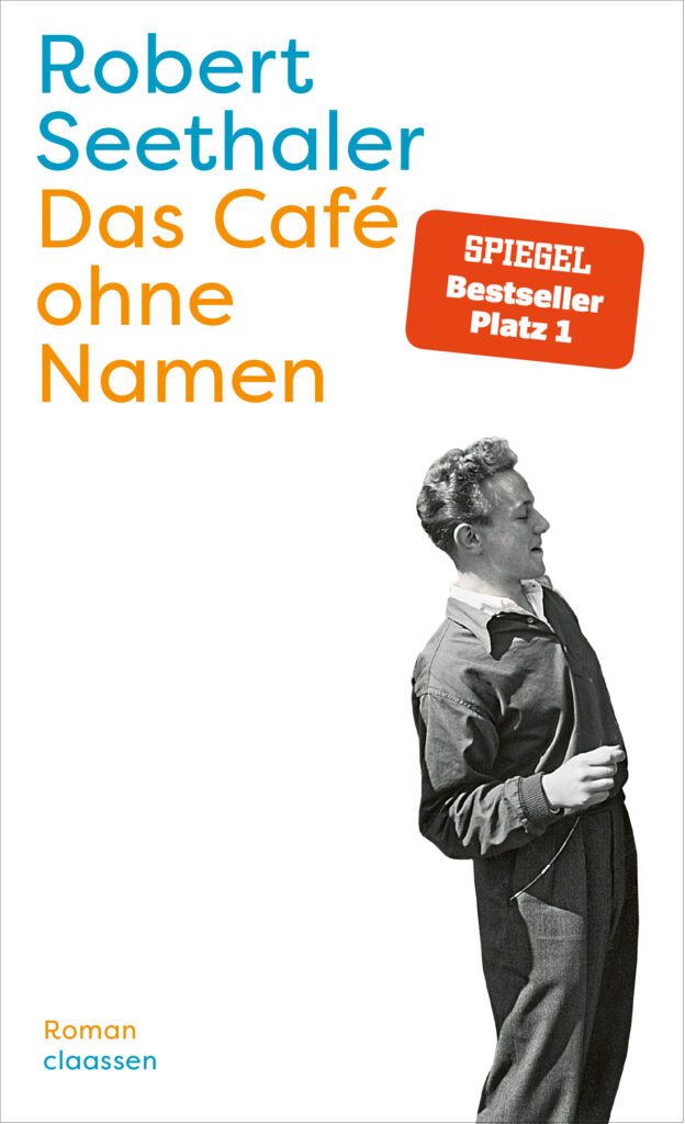 Auf dem Coverbild von «Das Café ohne Namen» von Robert Seethaler ist ein junger Mann mit Hemd abgebildet, der nach rechts schaut. Der Hintergrund ist weiss, das Cover trägt einen Spiegel-Bestseller-Aufkleber.