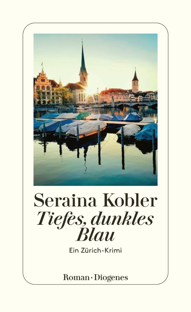 Das Coverbild von «Tiefes, dunkles Blau» von Seraina Kobler zeigt Zürich am See, die Sonne am Horizont leuchtet hinter einem Kirchturm hervor. 